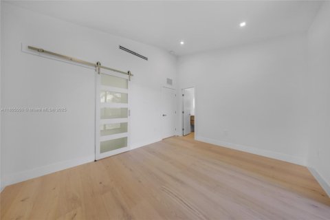 House in Miami Shores, Florida 3 bedrooms, 145.11 sq.m. № 1748972 - photo 24