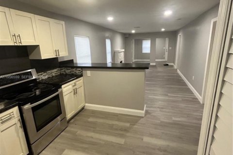 Casa en alquiler en Miami, Florida, 3 dormitorios, 120.96 m2 № 2010438 - foto 19