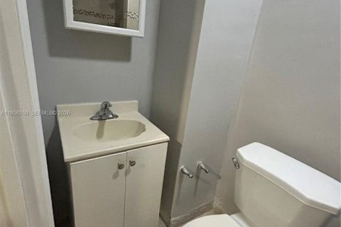 Casa en alquiler en Miami, Florida, 3 dormitorios, 120.96 m2 № 2010438 - foto 8