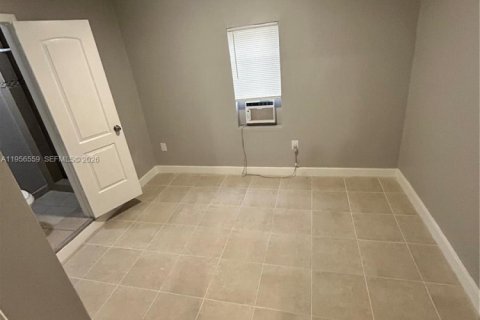 Casa en alquiler en Miami, Florida, 3 dormitorios, 120.96 m2 № 2010438 - foto 5