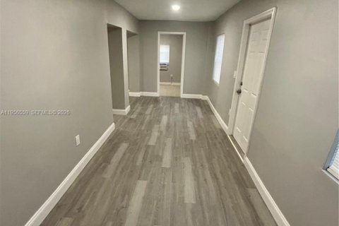 Casa en alquiler en Miami, Florida, 3 dormitorios, 120.96 m2 № 2010438 - foto 4