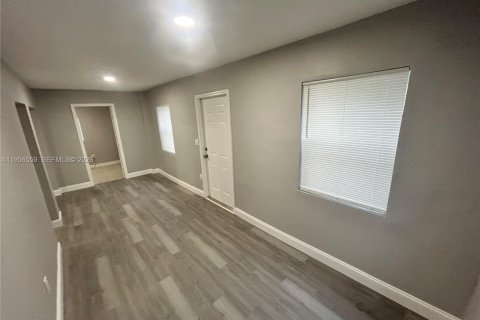 Casa en alquiler en Miami, Florida, 3 dormitorios, 120.96 m2 № 2010438 - foto 3