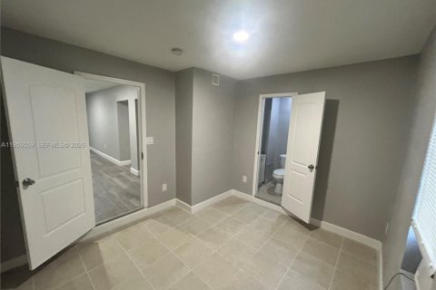 Casa en alquiler en Miami, Florida, 3 dormitorios, 120.96 m2 № 2010438 - foto 6