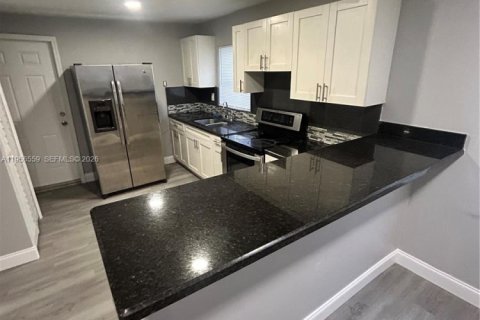 Casa en alquiler en Miami, Florida, 3 dormitorios, 120.96 m2 № 2010438 - foto 17