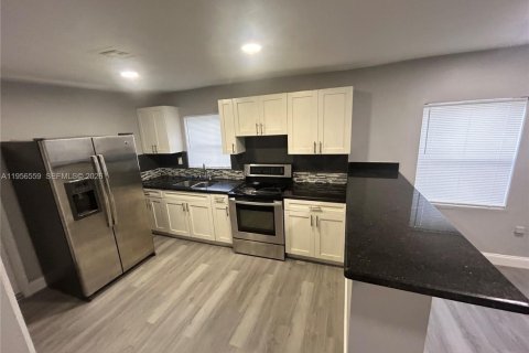 Casa en alquiler en Miami, Florida, 3 dormitorios, 120.96 m2 № 2010438 - foto 18