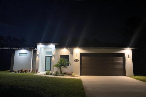 Villa ou maison à vendre à Lehigh Acres, Floride: 3 chambres, 147.71 m2 № 1950603 - photo 2