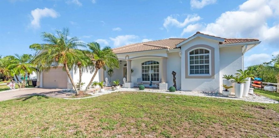 House in Port Charlotte, Florida 3 bedrooms, 197.88 sq.m. № 1690760