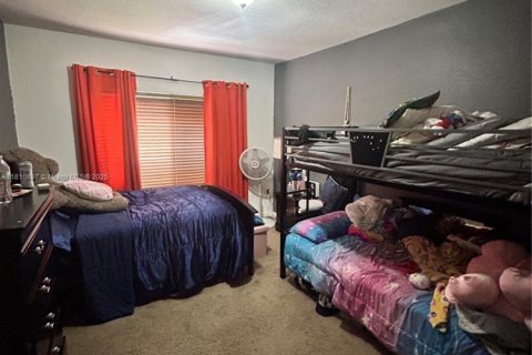 Townhouse in Florida City, Florida 3 bedrooms, 141.86 sq.m. № 2013210 - photo 16