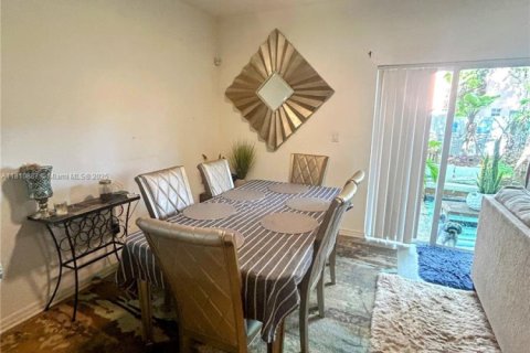 Townhouse in Florida City, Florida 3 bedrooms, 141.86 sq.m. № 2013210 - photo 8