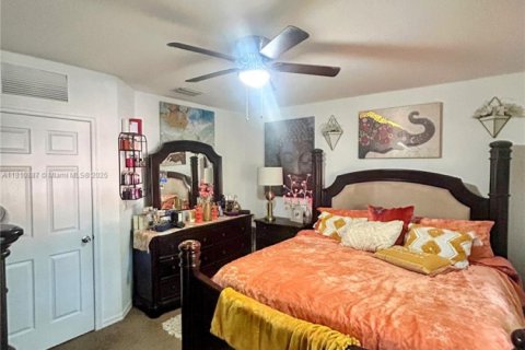 Townhouse in Florida City, Florida 3 bedrooms, 141.86 sq.m. № 2013210 - photo 12