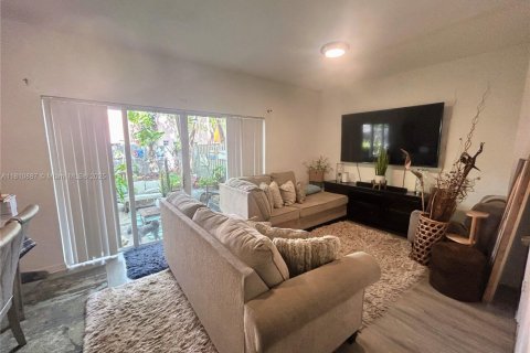 Townhouse in Florida City, Florida 3 bedrooms, 141.86 sq.m. № 2013210 - photo 7