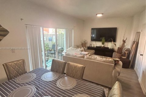 Townhouse in Florida City, Florida 3 bedrooms, 141.86 sq.m. № 2013210 - photo 9