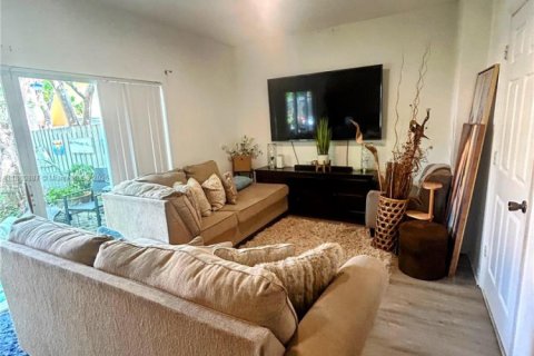 Townhouse in Florida City, Florida 3 bedrooms, 141.86 sq.m. № 2013210 - photo 5