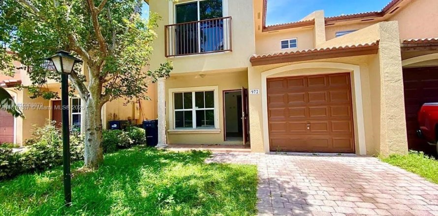 Townhouse in Florida City, Florida 3 bedrooms, 141.86 sq.m. № 2013210