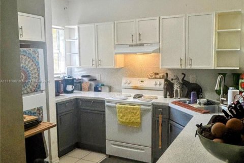 Townhouse in Florida City, Florida 3 bedrooms, 141.86 sq.m. № 2013210 - photo 3