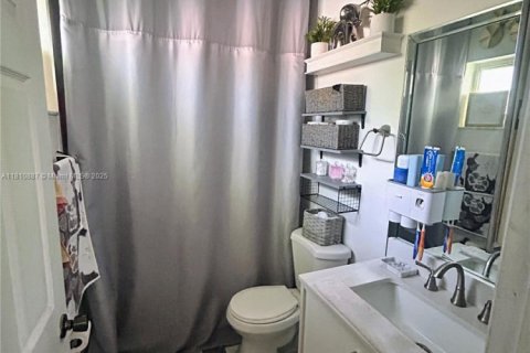 Townhouse in Florida City, Florida 3 bedrooms, 141.86 sq.m. № 2013210 - photo 13