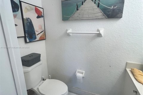 Townhouse in Florida City, Florida 3 bedrooms, 141.86 sq.m. № 2013210 - photo 10