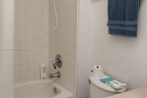Condo in Tamarac, Florida, 2 bedrooms  № 1233647 - photo 7