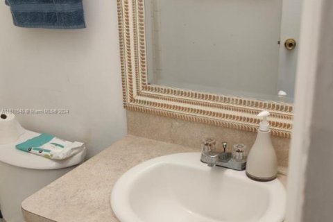 Condo in Tamarac, Florida, 2 bedrooms  № 1233647 - photo 1