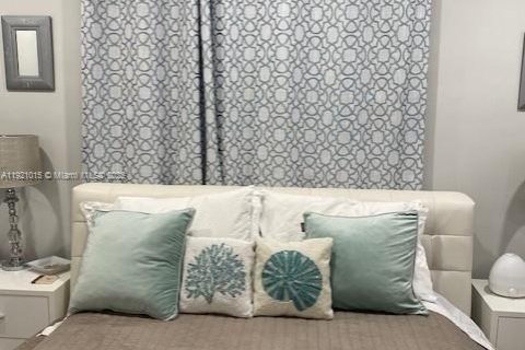 Villa ou maison à louer à Hollywood, Floride: 3 chambres, 205.78 m2 № 1975265 - photo 16