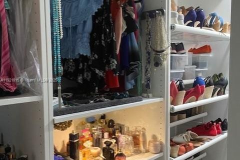 Villa ou maison à louer à Hollywood, Floride: 3 chambres, 205.78 m2 № 1975265 - photo 15