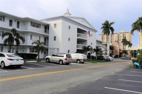 Copropriété à louer à Hallandale Beach, Floride: 1 chambre, 97.55 m2 № 1895259 - photo 27
