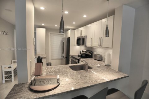 Copropriété à louer à Hallandale Beach, Floride: 1 chambre, 97.55 m2 № 1895259 - photo 4