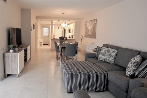 Copropriété à louer à Hallandale Beach, Floride: 1 chambre, 97.55 m2 № 1895259 - photo 9