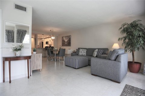 Copropriété à louer à Hallandale Beach, Floride: 1 chambre, 97.55 m2 № 1895259 - photo 10