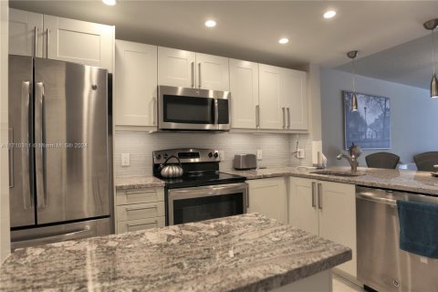 Copropriété à louer à Hallandale Beach, Floride: 1 chambre, 97.55 m2 № 1895259 - photo 1