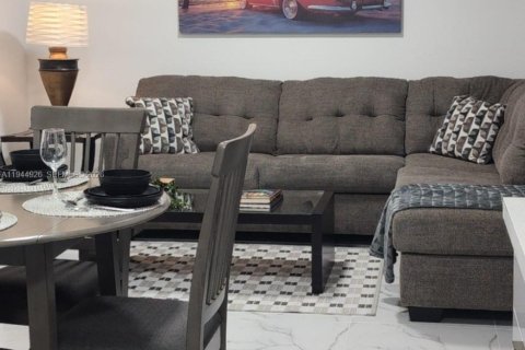 House in Miami, Florida 3 bedrooms № 2003013 - photo 5