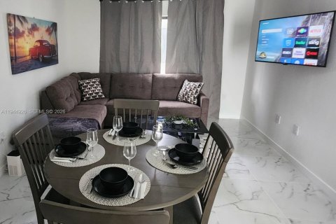 House in Miami, Florida 3 bedrooms № 2003013 - photo 4