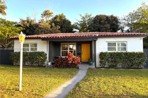 Дом в Майами, Флорида 3 спальни, 111.85м2 № 2052194