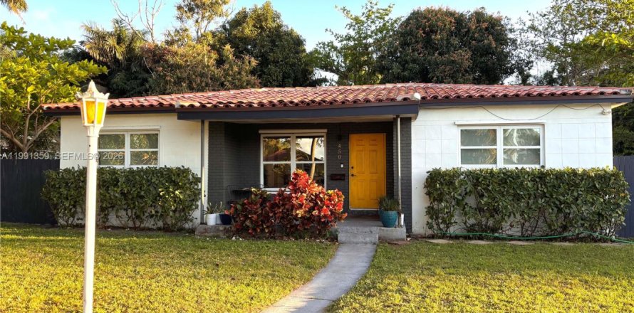 Дом в Майами, Флорида 3 спальни, 111.85м2 № 2052194