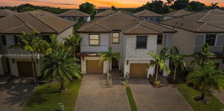 Adosado en Homestead, Florida 3 dormitorios, 153.38 m2 № 1974438