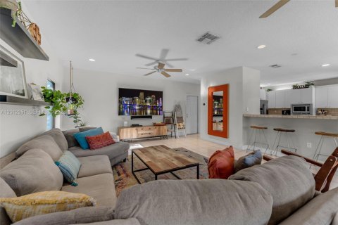 Casa en venta en Miami, Florida, 4 dormitorios, 290.69 m2 № 2076084 - foto 16