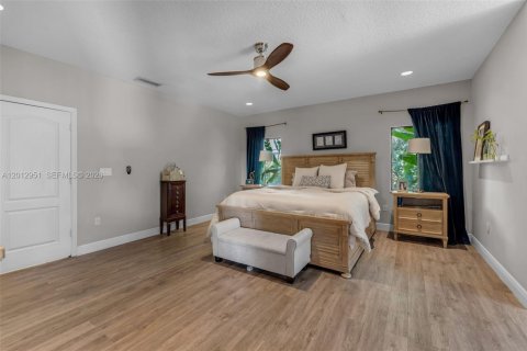 Casa en venta en Miami, Florida, 4 dormitorios, 290.69 m2 № 2076084 - foto 21