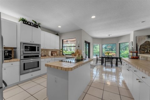 Casa en venta en Miami, Florida, 4 dormitorios, 290.69 m2 № 2076084 - foto 11