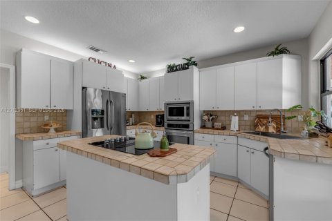 Casa en venta en Miami, Florida, 4 dormitorios, 290.69 m2 № 2076084 - foto 13