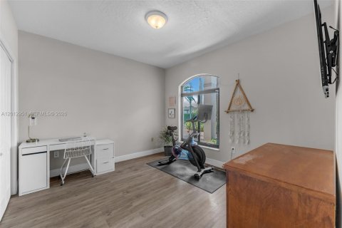 Casa en venta en Miami, Florida, 4 dormitorios, 290.69 m2 № 2076084 - foto 28