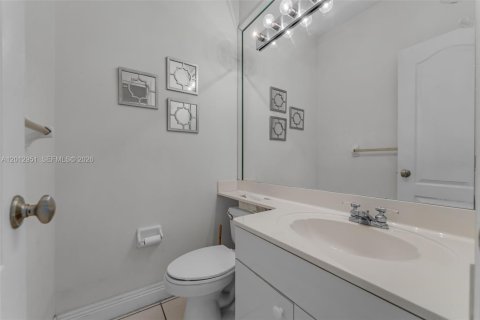 Casa en venta en Miami, Florida, 4 dormitorios, 290.69 m2 № 2076084 - foto 19