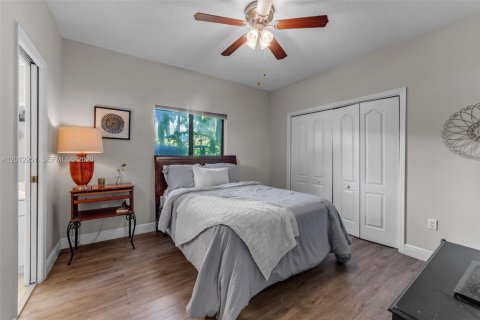 Casa en venta en Miami, Florida, 4 dormitorios, 290.69 m2 № 2076084 - foto 30
