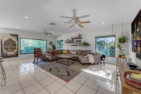 Casa en venta en Miami, Florida, 4 dormitorios, 290.69 m2 № 2076084 - foto 18
