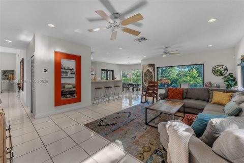 Casa en venta en Miami, Florida, 4 dormitorios, 290.69 m2 № 2076084 - foto 17