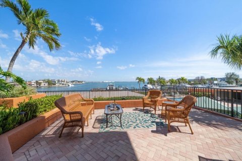 Condo in Saint Pete Beach, Florida, 3 bedrooms  № 1523895 - photo 1
