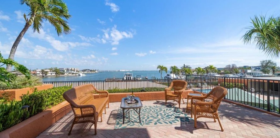 Condo in Saint Pete Beach, Florida, 3 bedrooms  № 1523895