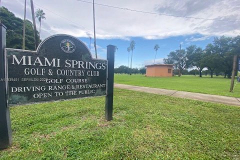 House in Miami Springs, Florida 5 bedrooms № 2053909 - photo 23