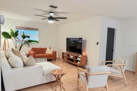 House in Dunedin, Florida 4 bedrooms, 168.43 sq.m. № 1801955 - photo 5