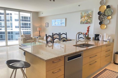 Condo in Hallandale Beach, Florida, 1 bedroom  № 1960846 - photo 3