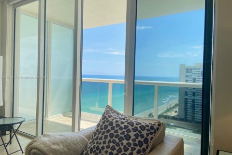 Condo in Hallandale Beach, Florida, 1 bedroom  № 1960846 - photo 1